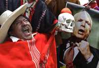 Un chamán peruano participa en un ritual para enviarle "buenas vibras" al candidato republicano a la presidencia de Estados Unidos, John McCain, ayer en la playa La Herradura, en Lima