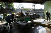 Destruido quedó el microbús de la ruta 27 luego de volcarse al ser conducido a exceso de velocidad