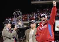 El dueño de Filis, David Montgomery, sostiene el trofeo de campeones del clásico de otoño 2008