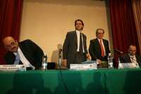 Guillermo Bernal, titular de la unidad de planeación económica de Hacienda; Miguel Messmacher, de control presupuestal; Juan Manuel Pérez, de política de ingresos, y Rodrigo Brand, vocero de la secretaría, durante la conferencia de prensa que ofrecieron ayer