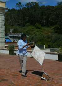 Francisco Toledo intentó elevar un papalote en el Centro de las Artes de San Agustín Etla, Oaxaca. Ante la falta de viento, el artista bromeó: "las ranas no vuelan". Una espectacular muestra integrada con más de 300 cometas fue inaugurada ayer en ese sitio