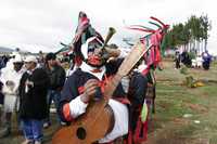 Ceremonia en honor a los muertos en un cementerio de Romerillo, San Juan Chamula, Chiapas, donde las tumbas no son cubiertas con cemento. Sólo se colocan cruces de madera entre la tierra