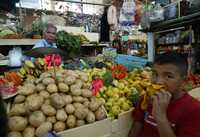 Verduras y frutas, entre el grupo de alimentos que menores incrementos han tenido en el año. La imagen corresponde al mercado 2 de Abril de la colonia Guerrero, en el Distrito Federal