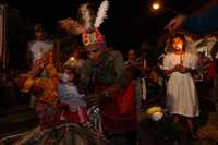 Uno de los participantes del tlamanes coloca la elocruz y la muñeca de maíz en un altar ubicado en el centro de la habitación del dueño de la milpa