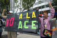 Maestros de la CNTE gritan consignas contra el gobierno federal y el de Morelos, durante la marcha mitin que salió del Angel de la Independencia a las oficinas de la Secretaría de Educación Pública