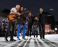 El candidato a presidente de Estados Unidos por el Partido Demócrata, Barack Obama, estuvo ayer con su esposa, Michelle, y sus hijas, Malia y Sasha, en Cleveland, Ohio. Como invitado estuvo Bruce Springsteen