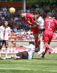 El chileno Héctor Mancilla, del Toluca (al frente en la gráfica), no afloja en la pelea por el liderato de goleo con el peruano Andrés Mendoza, del Morelia