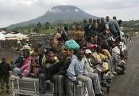 Congoleños desplazados debido a los enfrentamientos entre los rebeldes y las fuerzas del gobierno intentan llegar a sus hogares en Kibati, localidad ubicada al norte de la ciudad de Goma. Un convoy con suministros médicos y personal especializado de la Organización de las Naciones Unidas logró entrar ayer a la zona oriental de esa república