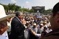 Campesinos productores de maíz se presentaron en el Congreso de Jalisco para exigir aumento al precio por tonelada de grano. En la imagen, el dipuatado priísta Jaime Prieto habla con los quejosos para acordar un diálogo con funcionarios estatales