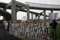 Vecinos de las colonias San Bernabé, San Jerónimo y Cerro del Judío, de la delegación Magdalena Contreras, durante un bloqueo, en agosto pasado, contra la construcción de la supervía del poniente. Ayer, junto con habitantes de otras delegaciones, marcharon al Zócalo para manifestar su inconformidad con la obra