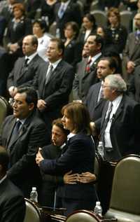 Dos diputadas panistas se abrazaron durante el minuto de silencio que se guardó ayer en el Palacio Legislativo de San Lázaro, en memoria de las víctimas del avionazo del pasado martes