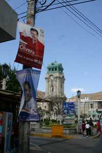 Propaganda electoral colocada en calles aledañas a la Plaza Independencia, donde se encuentra el Reloj Monumental de Pachuca, Hidalgo, entidad en la que se renovarán los 84 ayuntamientos este domingo