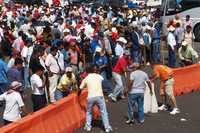 Un grupo de 100 elementos de la PFP impidió que los profesores disidentes pertenecientes a la CETEG tomaran la caseta de cobro en la Autopista del Sol en Chilpancingo. En la imagen un grupo de maestros pone una barricada y carga palos ante un posible enfrentamiento con los policías