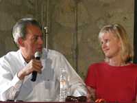 Paul Auster y su esposa, la escritora Siri Hustvedt, ayer, durante su disertación en el contexto de la Feria Internacional del Libro de Oaxaca