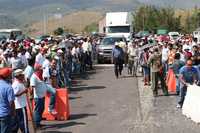 Maestros de la Coordinadora Estatal de Trabajadores de la Educación en Guerrero (CETEG) realizaron el viernes un bloqueo parcial de la Autopista del Sol, cerca de la caseta de cobro de Palo Blanco, y ayer tomaron durante cuatro horas las instalaciones estatales del Programa Nacional para la Actualización Pedagógica