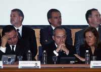 El presidente Felipe Calderón, flanqueado por el dirigente del PAN, Germán Martínez, y Margarita Zavala, esposa del Presidente, durante el homenaje que el partido blanquiazul organizó en memoria de Juan Camilo Mouriño