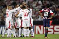 Jugadores del conjunto brasileño felicitan a su compañero Nilmar, autor del primer gol, ante el pesar del rojiblanco Xavier Báez