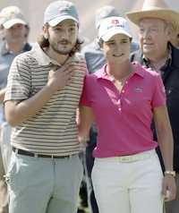 Mientras una organización no gubernamental pidió a Lorena Ochoa la devolución de un millón de dolares que se gastó para el torneo de la LPGA que se realizará en Jalisco, ella convivió con el actor Diego Luna