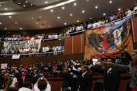 Momento en que los integrantes de la 59 Legislatura de Guerrero rinden protesta, la cual se retrasó poco más de tres horas luego de que maestros, estudiantes y trabajadores estatales tomaron las instalaciones para protestar contra la Alianza por la Calidad de la Educación; además, en el recinto legislativo expusieron mantas con consignas