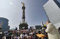 ANUNCIA ENCINAS NUEVA ETAPA DE LUCHA. Alejandro Encinas, ex candidato a la presidencia del PRD, afirmó ayer, en una asamblea que se realizó frente al Ángel de la Independencia, que no permitirá a "los grupos de interés, aquellos que no saben diferenciarse de la derecha", quedarse con el partido, y anunció que comenzará una nueva etapa de lucha