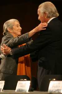 La escritora sudafricana y premio Nobel Nadine Gordimer saludó ayer a Carlos Fuentes. La escena, en la Sala Nezahualcóyotl