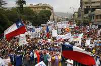 Cuatro días duraron las movilizaciones y la huelga de empleados públicos chilenos que ayer finalmente aceptaron 10 por ciento de aumento salarial, con lo que este viernes reanudarán actividades. La imagen es del plantón del pasado miércoles afuera del Congreso en Valparaíso