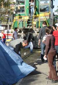 Ante la negativa de los vecinos, un directivo de Ferromex retiró ayer la carpa instalada sobre las vías para que pasara una locomotora