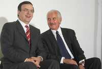 El jefe de Gobierno del DF, Marcelo Ebrard y el escritor Carlos Fuentes, anteanoche, en el Centro Histórico