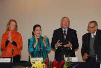 Louise Noelle, Teresa Franco, Ricardo Martínez y Pedro Ramírez Vázquez, durante el acto de reconocimiento al pintor, en la sala manuel M. Ponce