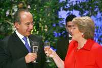 Felipe Calderón, presidente de México, fue recibido con honores por su homóloga chilena, Michelle Bachelet, en el Palacio de la Moneda