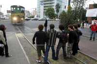 Estudiantes de colegios de Polanco, quienes se sumaron a las protestas contra la construcción de pasos a desnivel en la zona, se manifestaron ayer en el cruce de Ejército Nacional y Ferrocarril de Cuernavaca, e intentaron impedir el paso de una locomotora