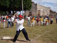 En Teya, luego de concluir un mitin, el ex candidato presidencial fue invitado por un grupo de niños a jugar beisbol