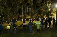 Momento en que personal de la delegación Miguel Hidalgo cercó en la madrugada del sábado el lugar donde se encontraba un campamento de opositores a la construcción del paso a desnivel de Palmas