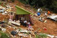 En Santa Catarina, Brasil, un damnificado rescata algunos objetos de entre los escombros de su vivienda, destruida por un alud de lodo causado por las intensas lluvias que han azotado ese estado. Es la "peor tragedia climática", afirmó el gobernador de esa entidad. De acuerdo con autoridades locales, más de un millón 500 mil personas de 60 municipios han sido perjudicadas por las precipitaciones