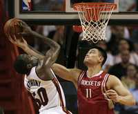 Yao Ming bloquea una canasta a Joel Anthony, de Heats