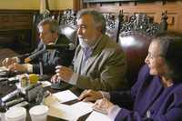 Porfirio Muñoz Ledo, Alejandro Encinas e Ifigenia Martínez, durante la conferencia de prensa que ofrecieron al término de la mesa redonda Prevención del delito y derechos humanos, efectuada ayer en la Antigua Escuela de Medicina