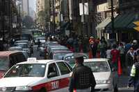 Largas filas de autos se vieron en las calles del Centro