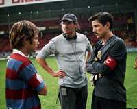 Gael García (Cursi) y Diego Luna (Rudo) con el director Carlos Cuarón durante la filmación