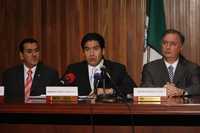 Los presidentes de la Concamin, Ismael Plascencia Núñez; del Consejo Coordinador Empresarial, Armando Paredes Arroyo, y de la Coparmex, Ricardo González Sada, en la conferencia de prensa de ayer en el auditorio de la Concamin