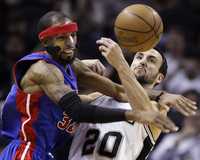 Richard Hamilton, de Detroit, y Manu Ginobili, de San Antonio, en el duelo que los Pistons ganaron 89-77 a los Spurs