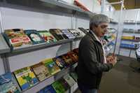 Andrés Fernández, secretario general del Gremio de Editores de Euskadi, ayer, en el módulo que ocupan en la Feria Internacional del Libro de Guadalajara