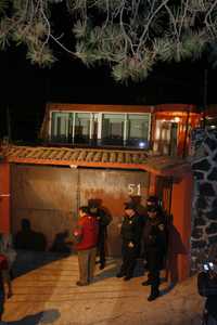 Policías capitalinos custodian la casa cateada ayer en la calle de Bellavista, colonia Lomas de Padierna