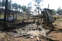 Restos de una de las humildes casas que fueron incendiadas por campesinos de la comunidad de Alumbres, en el estado de Hidalgo. Los habitantes aseguran que el predio donde fueron levantadas "pertenece al pueblo" y presuntos precaristas las invadieron