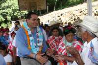 En imagen de archivo, el precandidato Eugenio Govea, durante una gira por Coxcatlán y Aquismón, en la Huasteca potosina