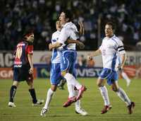 Los jugadores celestes César Villaluz, Carlos Bonet y Gerardo Torrado celebran el tanto obtenido por el primero durante el encuentro con los Potros del Atlante, ayer en Cancún