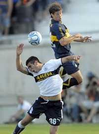 El xeneize Juan Forlin (arriba) y Dario Stracqualursi, de Gimnasia y Esgrima de La Plata, en férrea disputa por el balón