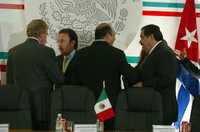 EMPIEZA LA INTERPARLAMENTARIA MÉXICO-CUBA. Los legisladores Javier González, Emilio Gamboa, César Duarte y Héctor Larios, luego de la inauguración de la décima Reunión Interparlamentaria México-Cuba, en la cual se destacó la normalización de las relaciones entre ambas naciones