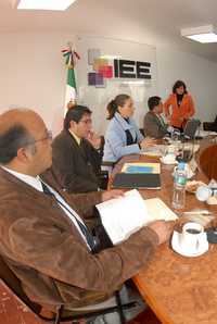 Los consejeros del Instituto Estatal Electoral de Aguascalientes Juan Antonio Bárcenas, Horacio Dávila, Irma Morán, Salvador Hernández (presidente) y Georgina Barkigia Leal, entre otros, interpusieron un amparo para impedir que los destituyan de sus cargos hasta 2010