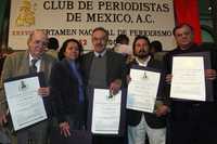 John Saxe-Fernández, Mireya Cuéllar, René Drucker, Alfredo Domínguez y Carlos Fernández-Vega, periodistas de La Jornada, muestran sus reconocimientos luego de la entrega de premios