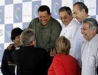 Los presidentes de Bolivia, Evo Morales; Venezuela, Hugo Chávez; Cuba, Raúl Castro; México, Felipe Calderón; Paraguay, Fernando Lugo; Brasil, Luiz Inacio Lula da Silva, y Chile, Michelle Bachelet, durante la Cumbre de los Jefes de Estado del Mercosur, celebrada en Costa do Sauipe, Bahía  Reuters